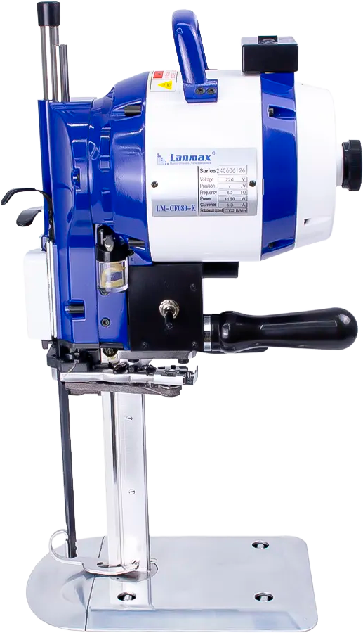 Máquina de corte têxtil com faca vertical de 8 polegadas e motor de 1168W, ideal para demandas industriais de enfestos com área útil de corte de 160mm. Possui base de aço escovado com roldanas de perfil baixo para facilitar o deslize, afiador automático com sistema de lixas e sistema de exaustão de calor por ventoinha. É versátil para tecidos leves, médios e pesados (jeans, couro e sintéticos), contando com haste frontal de proteção regulável.
