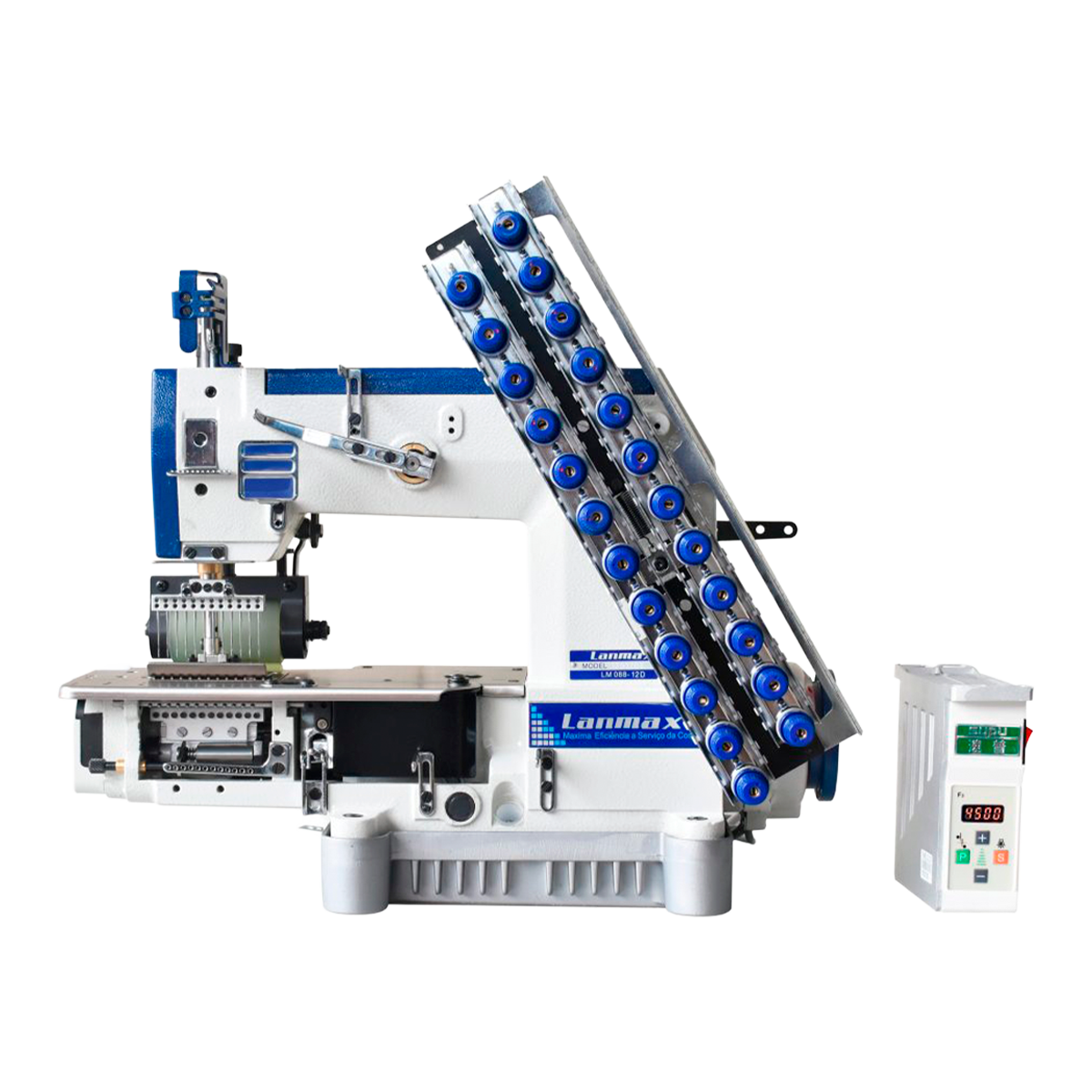 Máquina de costura elastiqueira industrial de base cilíndrica com 12 agulhas e ponto corrente. Equipada com motor Direct Drive (Servo) de 550W, oferece parada de agulha superior e inferior, eliminando o manuseio manual do volante. Possui sistema de catraca dentada (superior, inferior e traseira), lubrificação automática, transporte vertical e looper independente para facilitar o ajuste das agulhas.