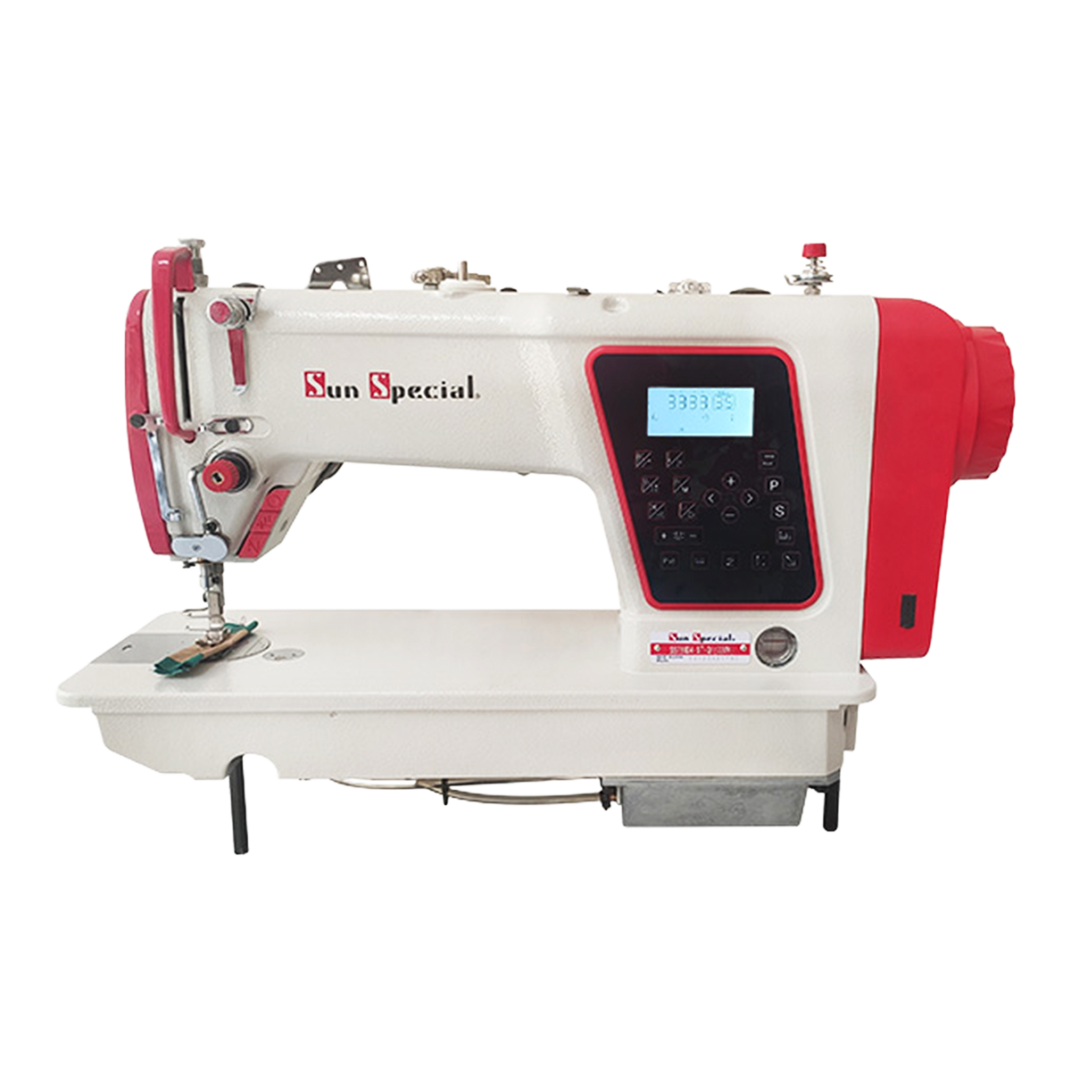 Máquina de costura reta industrial eletrônica com motor Direct Drive e motor de passo. Possui cárter blindado com lubrificação selada, painel digital de fácil manuseio, joelheira eletrônica leve e entrada USB. Conta com sistema de solenoide para abertura do tensor e enchedor de bobina acoplado ao cabeçote.